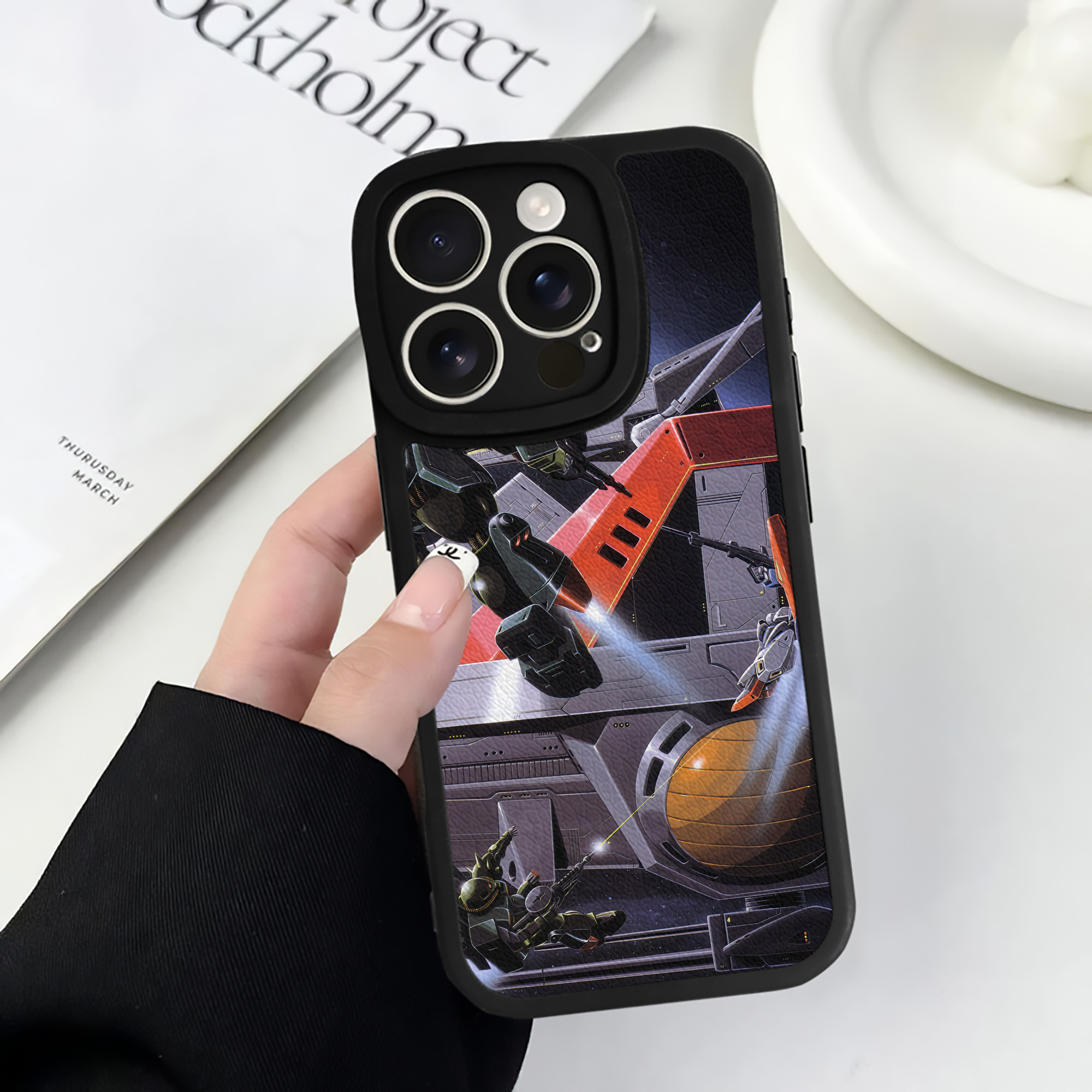 （画像用） 機動戦士ガンダム Mobile Suit Gundam 【iPhone 16シリーズ対応】シリコンスマホケース（レザー調） 材質：シリコン